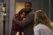 Teresa (Julie Gonzalo, l.) und Ed (Gavin Houston, M.) suchen Rat bei Dr. Robbins (Jessica Capshaw, r.). Kann Teresa ihr Operationstrauma überwinden und so ihr ungeborenes Kind retten? Teresa (Julie Gonzalo, l.) und Ed (Gavin Houston, M.) suchen Rat bei Dr. Robbins (Jessica Capshaw, r.). Kann Teresa ihr Operationstrauma überwinden und so ihr ungeborenes Kind retten?