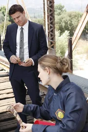 Booth und Brennan untersuchen die Leichenteile, die über Kilometer verstreut auf einer Bahnstraße gefunden wurden. Booth und Brennan untersuchen die Leichenteile, die über Kilometer verstreut auf einer Bahnstraße gefunden wurden.