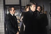 Ist Richard Castle (Nathan Fillion, 2.v.r.) wirklich nur zuf&auml;llig am Tatort gewesen? F&uuml;r Kevin Ryan (Seamus Dever, l.), Kate Beckett (Stana Katic, 2.v.l.) und Javier Esposito (Jon Huertas, r.) geh&ouml;rt Castle definitiv zum Kreise der Verd&auml;chtigen.