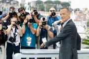 In seiner fast 50-j&auml;hrigen Karriere baute Tom Hanks eine einzigartige Beziehung zu seinem Publikum auf: F&uuml;r viele US-Amerikanerinnen und Amerikaner wurde er als Verk&ouml;rperung des Durchschnittstypen zum Spiegel und Vorbild.