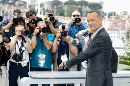 In seiner fast 50-j&auml;hrigen Karriere baute Tom Hanks eine einzigartige Beziehung zu seinem Publikum auf: F&uuml;r viele US-Amerikanerinnen und Amerikaner wurde er als Verk&ouml;rperung des Durchschnittstypen zum Spiegel und Vorbild.