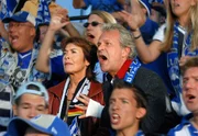 Katharina (Thekla Carola Wied) ist mit ihrem Chaos-Nachbarn Hans Baumann (Peter Sattmann) zu einem Fu&szlig;ballspiel gegangen.
