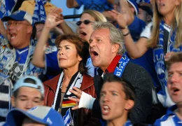 Katharina (Thekla Carola Wied) ist mit ihrem Chaos-Nachbarn Hans Baumann (Peter Sattmann) zu einem Fu&szlig;ballspiel gegangen.