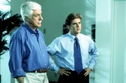 Mark (Dick Van Dyke, l.) und Jesse (Charlie Schlatter, r.) r&auml;tseln, wie es zu dem &uuml;berraschenden Todesfall gekommen ist.
