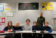 Willi Weitzel (Mitte) mit der Lehrerin Katrin Steiner (stehend) und den Sch&uuml;lern der M&uuml;nchner Samuel-Heinicke-Realschule. Die Sch&uuml;ler, von links: Lena, Lilli, Bastian und Phillip.