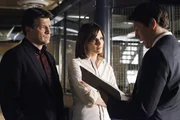 Castle (Nathan Fillion, l.) bemerkt schnell, dass Kate Beckett (Stana Katic, M.) offensichtlich eine Schwäche für Det. Tom Demming (Michael Trucco, r.) hat. Castle (Nathan Fillion, l.) bemerkt schnell, dass Kate Beckett (Stana Katic, M.) offensichtlich eine Schwäche für Det. Tom Demming (Michael Trucco, r.) hat.