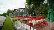 Genie&szlig;en und Verweilen unter schattigen B&auml;umen. Ein Besuch in Berlins Gartenlokalen. Was macht sie so beliebt? 30 gute Tipps f&uuml;r einen sch&ouml;nen Sommerabend. - Biergarten mit F&auml;hre