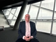 Uli Hoene&szlig; bei den Dreharbeiten zur Doku "Heimspiel - die erste Fu&szlig;ball-WM in Deutschland".