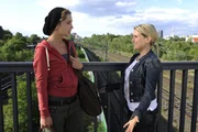 Nina (Maria Wedig, l.) will Annas (Jeanette Biedermann, r.) Hilfe nicht annehmen und ist entschlossen, alleine klar zu kommen. Aber dann stellt sie fest, dass ihr Konto gepl&uuml;ndert wurde.