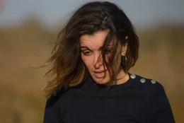 Sarah (Jenifer Bartoli) befindet sich in gro&szlig;er Gefahr, weil sie einen elfj&auml;hrigen Jungen besch&uuml;tzt hat.