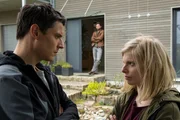 Rico Sander (Benjamin Strecker, l.) h&auml;lt seiner Mitbewohnerin Amelie Thalheim (Janina Agnes Schr&ouml;der, r.) eine Standpauke, weil sie sich in Gefahr begeben hat, w&auml;hrend Jo Stoll (Peter Ketnath, M.) das Ganze aus einiger Entfernung beobachtet.