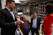 Die Kommissare Hansen (Igor Jeftic, l.) und Stadler (Dieter Fischer, 2.v.l.) informieren Bernd Hofmeister (Markus Baumeister, 2.v.r.), und dessen Schwester Sybille (Kristina Dörfer, r.) über den Tod von Jan Prebitz. Die Kommissare Hansen (Igor Jeftic, l.) und Stadler (Dieter Fischer, 2.v.l.) informieren Bernd Hofmeister (Markus Baumeister, 2.v.r.), und dessen Schwester Sybille (Kristina Dörfer, r.) über den Tod von Jan Prebitz.