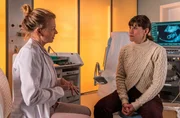 Gyn&auml;kologin Dr. Ina Schulte (Isabell Gerschke, li.) bemerkt, dass die Schwangerschaft f&uuml;r Magaly P&eacute;rez (Laia Alvarez, re.) v&ouml;llig &uuml;berraschend ist. Da Magaly jedoch schon ziemlich weit ist, bleibt ihr nicht lange Zeit, um sich zu entscheiden.