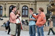 Cooper (Jacob Pitts, r.), Scott (Scott Mechlowicz, l.), Jamie (Travis Wester) und Jenny (Michelle Trachtenberg) schmieden Reisepl&auml;ne.