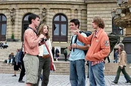 Cooper (Jacob Pitts, r.), Scott (Scott Mechlowicz, l.), Jamie (Travis Wester) und Jenny (Michelle Trachtenberg) schmieden Reisepl&auml;ne.
