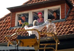 Uli (Jonas J&auml;germeyr, links) und Katharina (Thekla Carola Wied) applaudieren, weil Hans Baumann (Peter Sattmann) Annegrets (Maria Sebaldt, Mitte) Papagei gerettet hat.