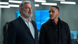 Jarvis Hedlund (Ray Stevenson, l.) ist gemeinsam mit Agent Maxfield (Jaz Hutchins, r.) auf der Suche nach Agentin Avery Graves.