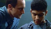 Eine &auml;ltere Frau wurde an ihr Bett gefesselt, vergewaltigt und ausgeraubt. Todesursache ist ein Herzinfarkt. Detective Elliot Stabler (Christopher Meloni, l.) befragt einen der vermeintlichen T&auml;ter Alfonso (Rick Gonzalez).