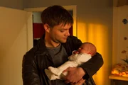 Papa wider Willen: Julian Schuster (Julian Mau) hat sein neugeborenes Kind (Komparse), das er eigentlich nicht wollte, auf dem Arm. Ein tragisches Ereignis bewegte seinen Sinneswandel.