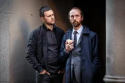 Josef Eriksson (Martin Wallstr&ouml;m, l.) tritt mit Tobias Helm (Olle Sarri, r.), einem Ermittler des schwedischen Geheimdienstes S&auml;po in Kontakt. War der Mord an dem Menschenrechtler Dr. Hanoush eine politisch motivierte Tat?