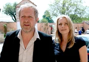 Thomas Stickler (Harald Krassnitzer, l.) kann seine Langzeitgeliebte Claudia Plattner (Susanne Michel, r.) überzeugen, sich endlich einmal ein paar freie Tage für einen Kurzurlaub zu gönnen. Weit kommen sie jedoch nicht. Thomas Stickler (Harald Krassnitzer, l.) kann seine Langzeitgeliebte Claudia Plattner (Susanne Michel, r.) überzeugen, sich endlich einmal ein paar freie Tage für einen Kurzurlaub zu gönnen. Weit kommen sie jedoch nicht.