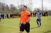 Schiedsrichter Fabian Stegner beim Spiel in Z&ouml;rbig