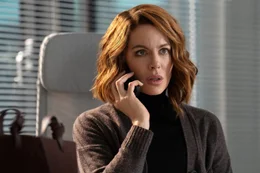 Immer wieder erh&auml;lt Avery (Kate Beckinsale) telefonisch Anweisungen von den Entf&uuml;hrern ihres Mannes.