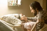 Jack (Milo Ventimiglia, r.) hat Geburtstag; statt eines ruhigen Abends gehen er und seine Frau Rebecca (Mandy Moore, l.) in die Notaufnahme, wo die Drillinge geboren werden.