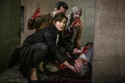 Der Menschenrechtler Dr. Juanid Hanoush (Saeed Hooshidar, r.) wurde w&auml;hrend eines Treffens mit den Ermittlern des Kriegsverbrechertribunals auf offener Stra&szlig;e erstochen. Auch Alexandra Beijer (Jennie Silfverhjelm, l.) kann nichts mehr f&uuml;r Dr. Hanoush tun.
