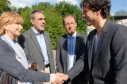 Charlotte und Georg Baumgart (Ursela Monn, l. und Gunter Scho&szlig;, 2. v. l.) lernen endlich Susannes neuen Kollegen Dr. Tom Berkhoff (Gregory B. Waldis, r.) kennen.