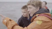 Conny ist die Leiterin der Junior Ranger und bringt Jan bei, V&ouml;gel zu beobachten.