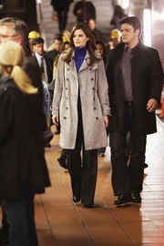 Richard Castle (Nathan Fillion, r.) und Kate Beckett (Stana Katic, M.) begeben sich auf Spurensuche.