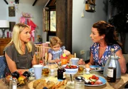 Britta (Jelena Mitschke, l. mit Annelie aus dem Spring, M.) erz&auml;hlt Carla (Maria Fuchs, r.) von ihrem Plan, Supper-Club-Abende zu veranstalten um zu beweisen, dass sie keine Spa&szlig;bremse ist und mehr kann, als nur arbeiten.