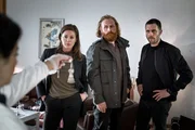 Alex Beijer (Jennie Silfverhjelm, 2.v.l.), Steinar Hovland (Kristofer Hivju, M.) und Josef Eriksson (Martin Wallstr&ouml;m, r.) sind &uuml;berrascht von Erika Broms' (Maria Nohra, l.) Fund am Tatort.