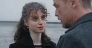 Maximilian Fenrich (Matthias Koeberlin) und Freundin Jule (Lydia Maria Makrides) nehmen eine Auszeit am Strand.