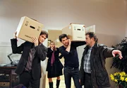 Hans (Ralph Schicha, r.) nimmt die beiden "Verehrer" von Theresa (Ines Lutz, 2.v.l.), Moritz (Daniel Fünffrock, l.) und Konstantin (Moritz Tittel, 2.v.r.), noch mal genauer unter die Lupe. Hans (Ralph Schicha, r.) nimmt die beiden "Verehrer" von Theresa (Ines Lutz, 2.v.l.), Moritz (Daniel Fünffrock, l.) und Konstantin (Moritz Tittel, 2.v.r.), noch mal genauer unter die Lupe.