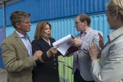 Chefhostess Beatrice (Heide Keller, 2.v.l.) kann die Namen von Jens (Steffen Will, 2.v.r.) und Imke Piecek (Judith Hoersch, r.) nicht auf der Passagierliste des Traumschiffes finden. Jens Piecek ist außer sich. Schiffsarzt Wolf Sander (Nick Wilder, r.) versucht, die Situation zu beruhigen. Chefhostess Beatrice (Heide Keller, 2.v.l.) kann die Namen von Jens (Steffen Will, 2.v.r.) und Imke Piecek (Judith Hoersch, r.) nicht auf der Passagierliste des Traumschiffes finden. Jens Piecek ist außer sich. Schiffsarzt Wolf Sander (Nick Wilder, r.) versucht, die Situation zu beruhigen.