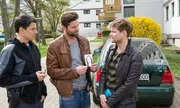 Jo Stoll (Peter Ketnath, M.) und Rico Sander (Benjamin Strecker, l.) haben Julian Schuster (Julian Mau, r.) auf dem Weg zur Uni vor seinem Haus abgepasst. Die Ermittler zeigen ihm ein Foto des Opfers, aber der junge Student will sie nicht gekannt haben.