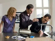 Ralf Meinecke (Gabriel Merz, rechts) hat sich bei seinem befreundeten P&auml;rchen Valerie (Milena Drei&szlig;ig, links) und Konrad Gerstenmeyer (Anian Zollner) mit kochend hei&szlig;em Wasser die Hand verbrannt.