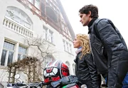 Kristin (Nina Schmieder, l.) und Moritz (Daniel F&uuml;nffrock, r.) bemerken entsetzt, dass aus Doris' Wohnung Rauch kommt.