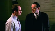 Detective Elliot Stabler (Christopher Meloni, l.) befragt Brad Weber (Richard Thompson). Eine Frau wurde in einem Hotel ermordet. Kurz zuvor war Brad von einem Barmann mit dem Opfer gesehen worden.
