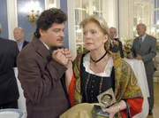 ARD ALPENGLÜHEN, Deutschland 2003, Regie Hajo Gies. Erfolglos versucht der Pralinen-Produzent Bertram Mayrhofer (Fritz Karl) der Almbäuerin Rosa (Christiane Hörbiger) ihr Rezept abzujagen. ARD ALPENGLÜHEN, Deutschland 2003, Regie Hajo Gies. Erfolglos versucht der Pralinen-Produzent Bertram Mayrhofer (Fritz Karl) der Almbäuerin Rosa (Christiane Hörbiger) ihr Rezept abzujagen.