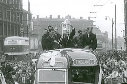 Nach dem Pokalsieg 1956 kehrt die Mannschaft, bejubelt von hunderten Fans, wieder in Manchester ein.