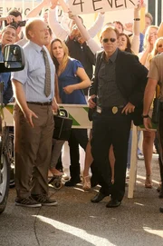 Als eine beliebte Sängerin während eines Konzertes in Flammen aufgeht und stirbt, muss Horatio Caine (David Caruso, vorne r.) mit Hilfe von Dr. Tom Loman (Christian Clemenson, l.) die dunklen Seiten der Popstarwelt aufdecken. Als eine beliebte Sängerin während eines Konzertes in Flammen aufgeht und stirbt, muss Horatio Caine (David Caruso, vorne r.) mit Hilfe von Dr. Tom Loman (Christian Clemenson, l.) die dunklen Seiten der Popstarwelt aufdecken.