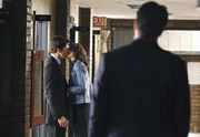 Die Genugtuung, dass er recht hatte, hilft Castle (Nathan Fillion, r.) nicht über die Erkenntnis hinweg, dass Beckett (Stana Katic, M.) und Demming (Michael Trucco, l.) eine Beziehung haben ... Die Genugtuung, dass er recht hatte, hilft Castle (Nathan Fillion, r.) nicht über die Erkenntnis hinweg, dass Beckett (Stana Katic, M.) und Demming (Michael Trucco, l.) eine Beziehung haben ...