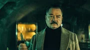 Keller der alten Villa: Sarkissian (Peter Kurth) will Nela vor den Augen ihrer Mutter mit einem Messer foltern. Keller der alten Villa: Sarkissian (Peter Kurth) will Nela vor den Augen ihrer Mutter mit einem Messer foltern.