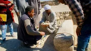Luxor, Ägypten - Dr. Fathi und sein Team finden einen 3500 Jahre alten Brottopf, eine Opfergabe, die mit dem Sarg zurückgelassen wurde. Luxor, Ägypten - Dr. Fathi und sein Team finden einen 3500 Jahre alten Brottopf, eine Opfergabe, die mit dem Sarg zurückgelassen wurde.