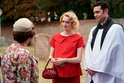 v.l.n.r. Mrs. Chapman (Tessa Peake-Jones), Bonnie Evans (Charlotte Ritchie) und Will Davenport (Tom Brittney)