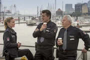 Hans (Bruno F. Apitz, M.), Franzi (Rhea Harder, l.) und Wolle (Harald Maack, r.) überlegen in ihrer Kaffeepause, wie sie die Identität des Heiratsschwindlers herausfinden können. Hans (Bruno F. Apitz, M.), Franzi (Rhea Harder, l.) und Wolle (Harald Maack, r.) überlegen in ihrer Kaffeepause, wie sie die Identität des Heiratsschwindlers herausfinden können.
