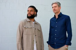 Sportjournalist Philipp Awounou (l.) und Tagesthemen-Moderator Ingo Zamperoni (r.) haben sich im Vorfeld der Fu&szlig;ball-WM auf einen Roadtrip durch die USA begeben. Welche Rolle spielt Sport f&uuml;r die Identit&auml;t der Amerikaner, wollten sie wissen. Wie sehr instrumentalisiert Donald Trump den Sport f&uuml;r seine politischen Zwecke?